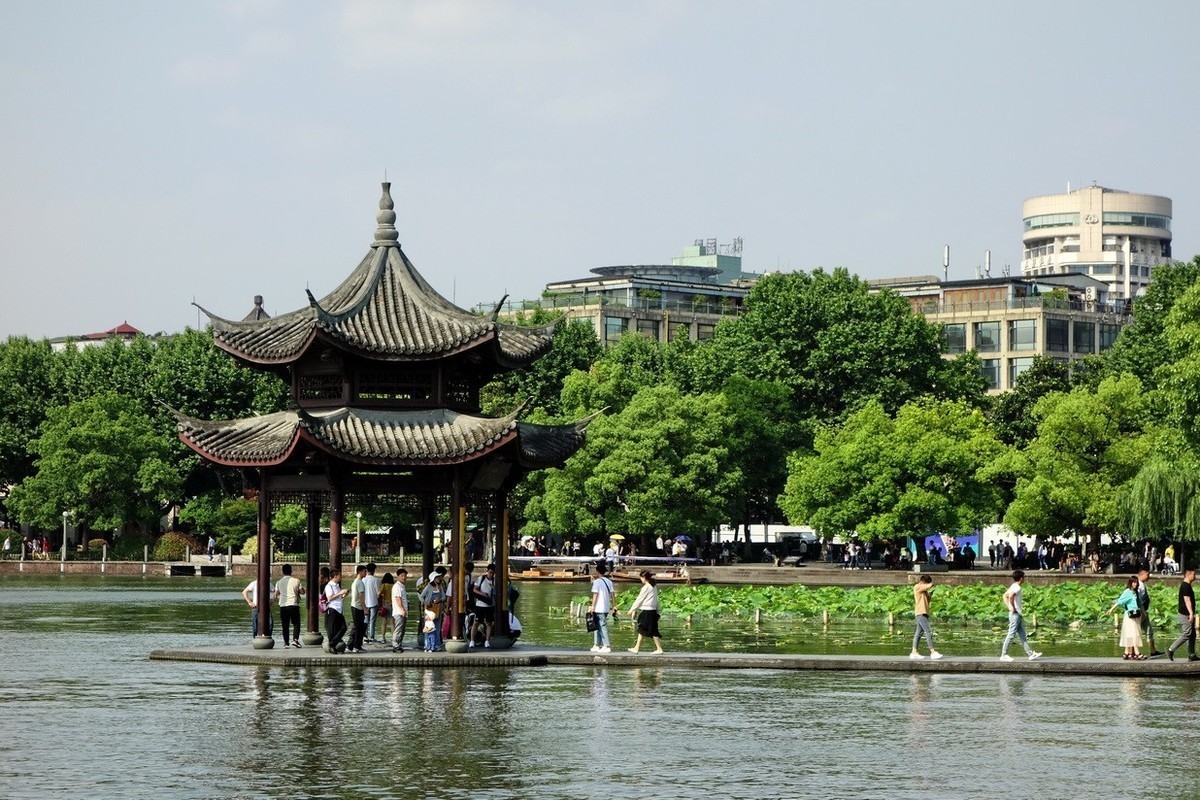 2019-05-29  闲逛的人们找不到三潭印月的船码头