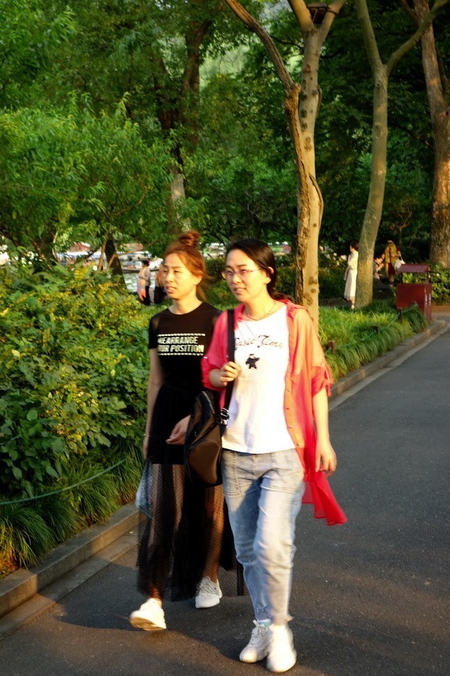 2019-05-29  闲逛的人们找不到三潭印月的船码头