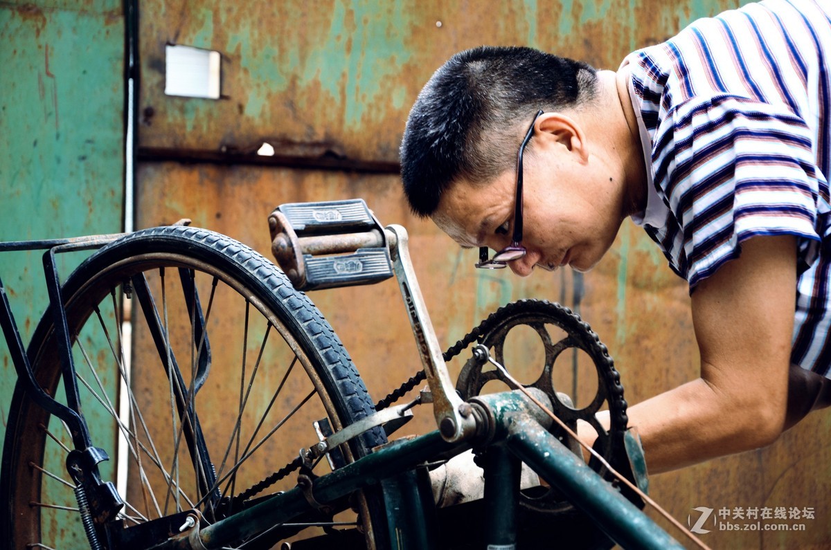 父亲节两父子在车房修车