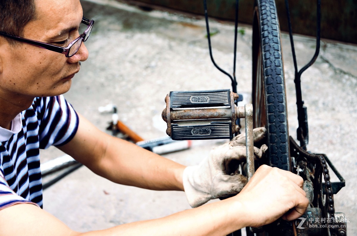 父亲节两父子在车房修车