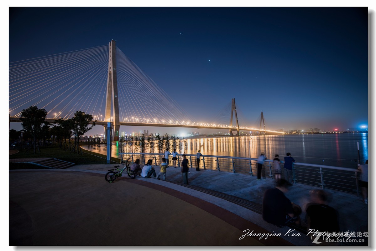 武汉市青山区园林路江滩长江二七桥夜色