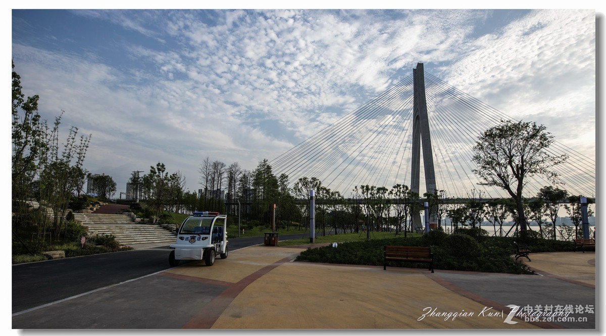 武汉市青山区园林路江滩长江二七桥夜色