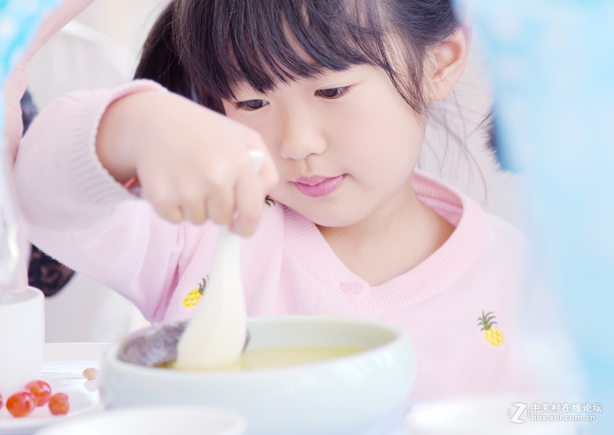 学用筷子的小姑娘