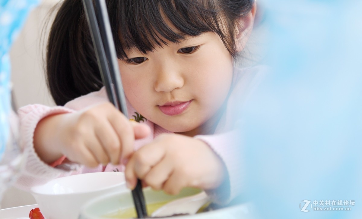 学用筷子的小姑娘