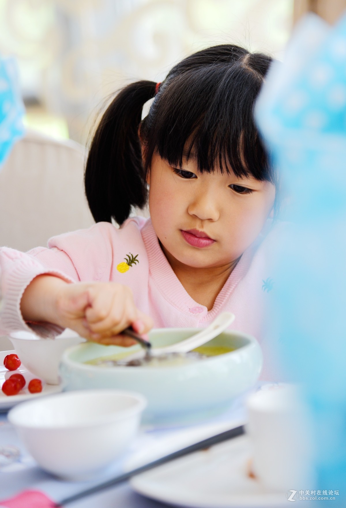 学用筷子的小姑娘