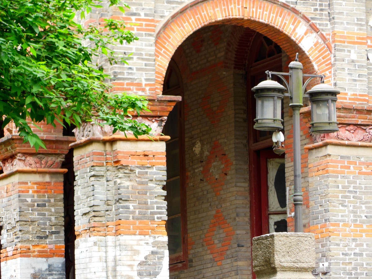 河边红洋楼照片