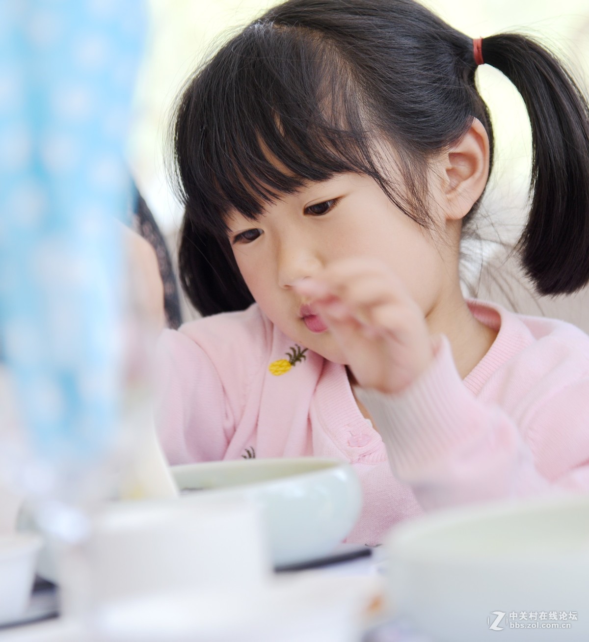 学用筷子的小姑娘