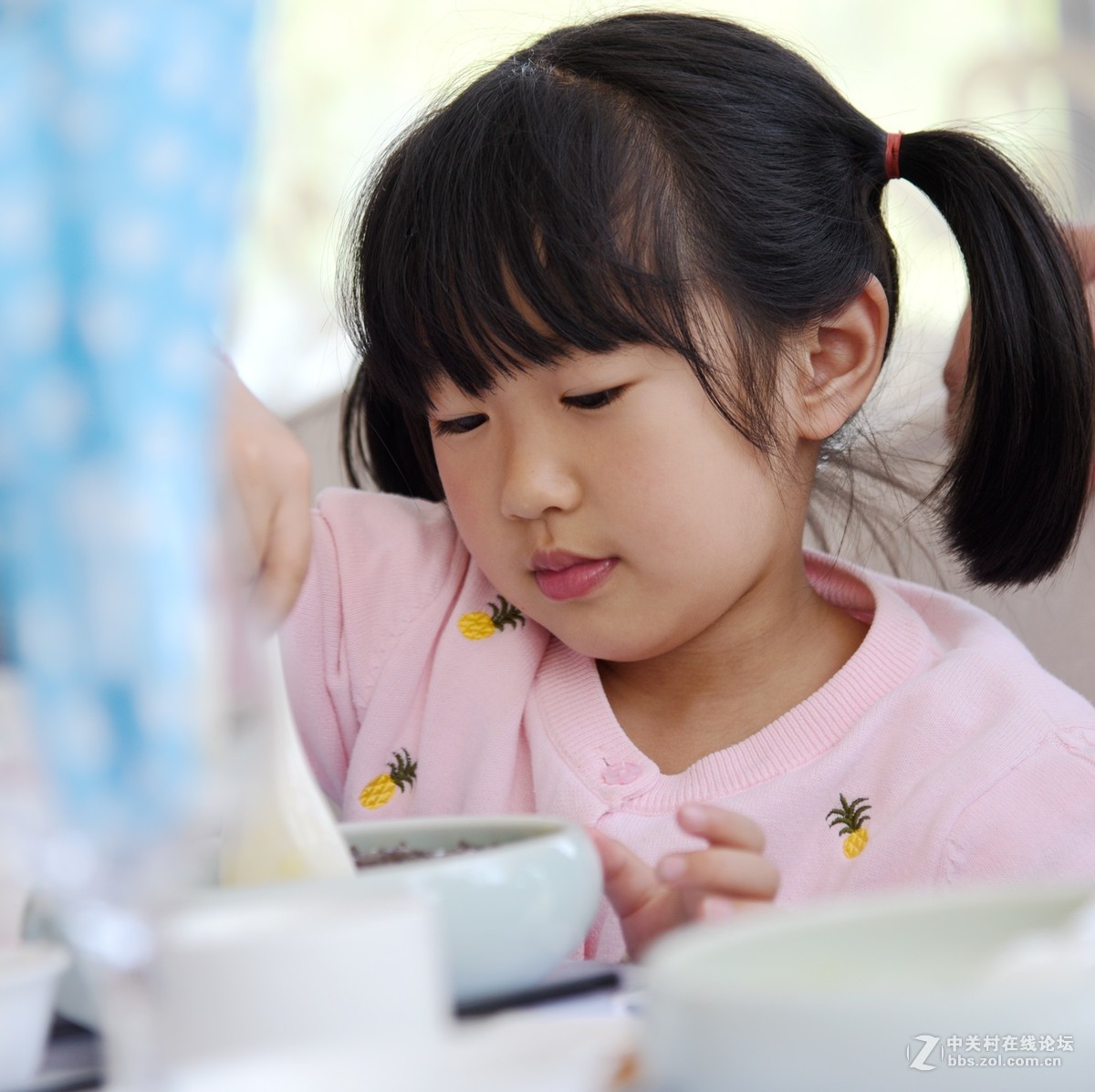 学用筷子的小姑娘