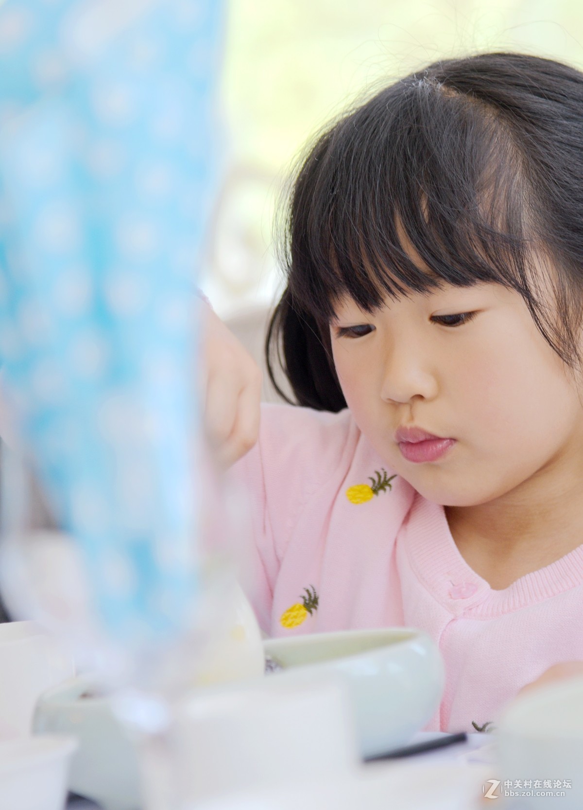 学用筷子的小姑娘