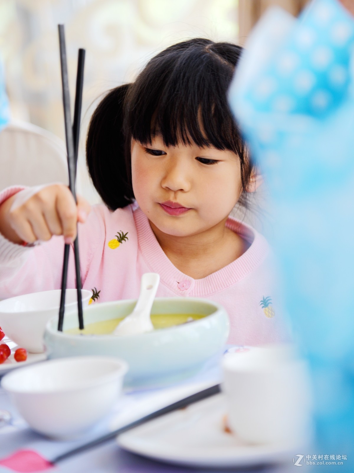 学用筷子的小姑娘