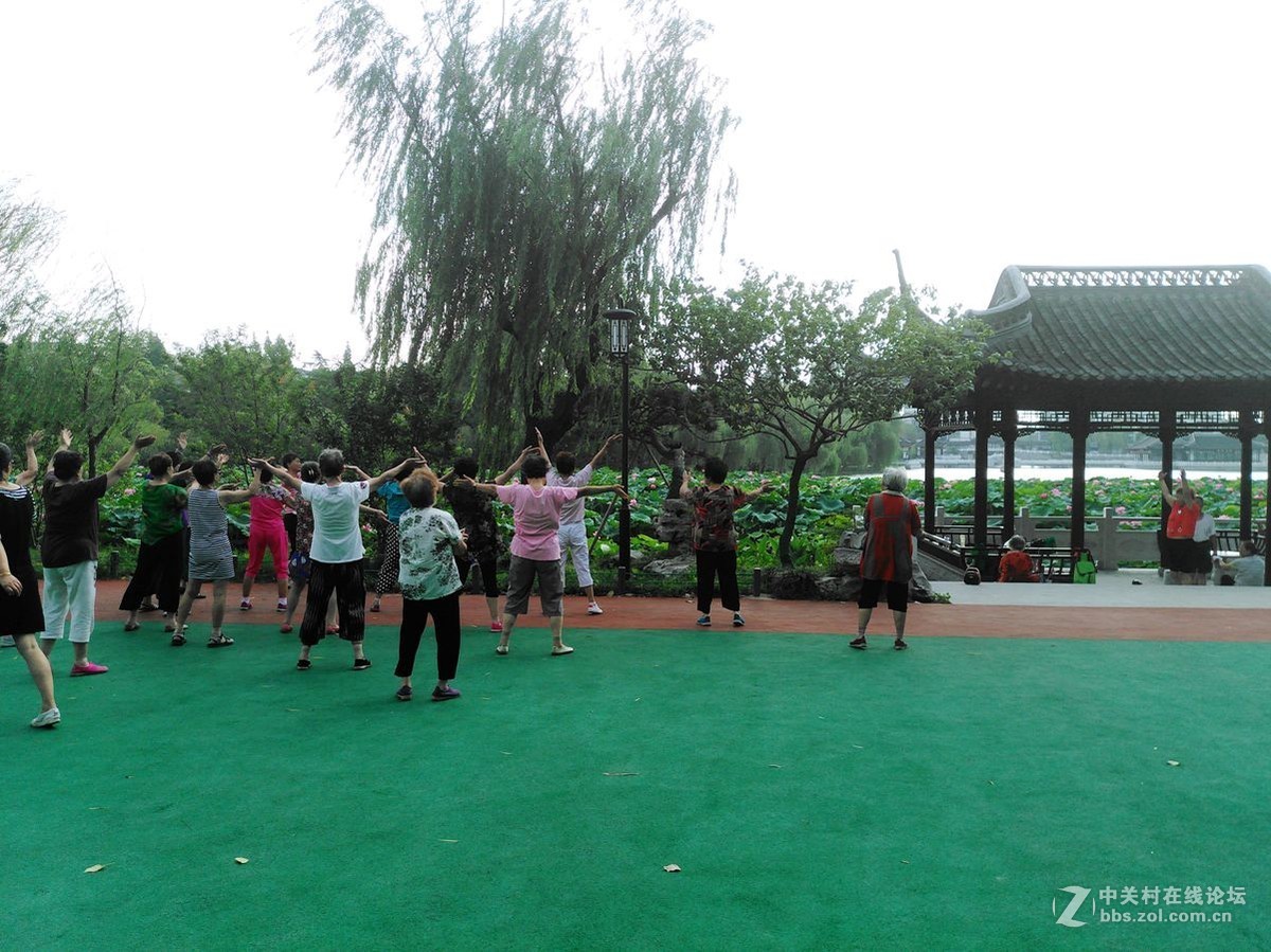 扬州的荷花池日景和苏州的工业园区（观鱼）夜景