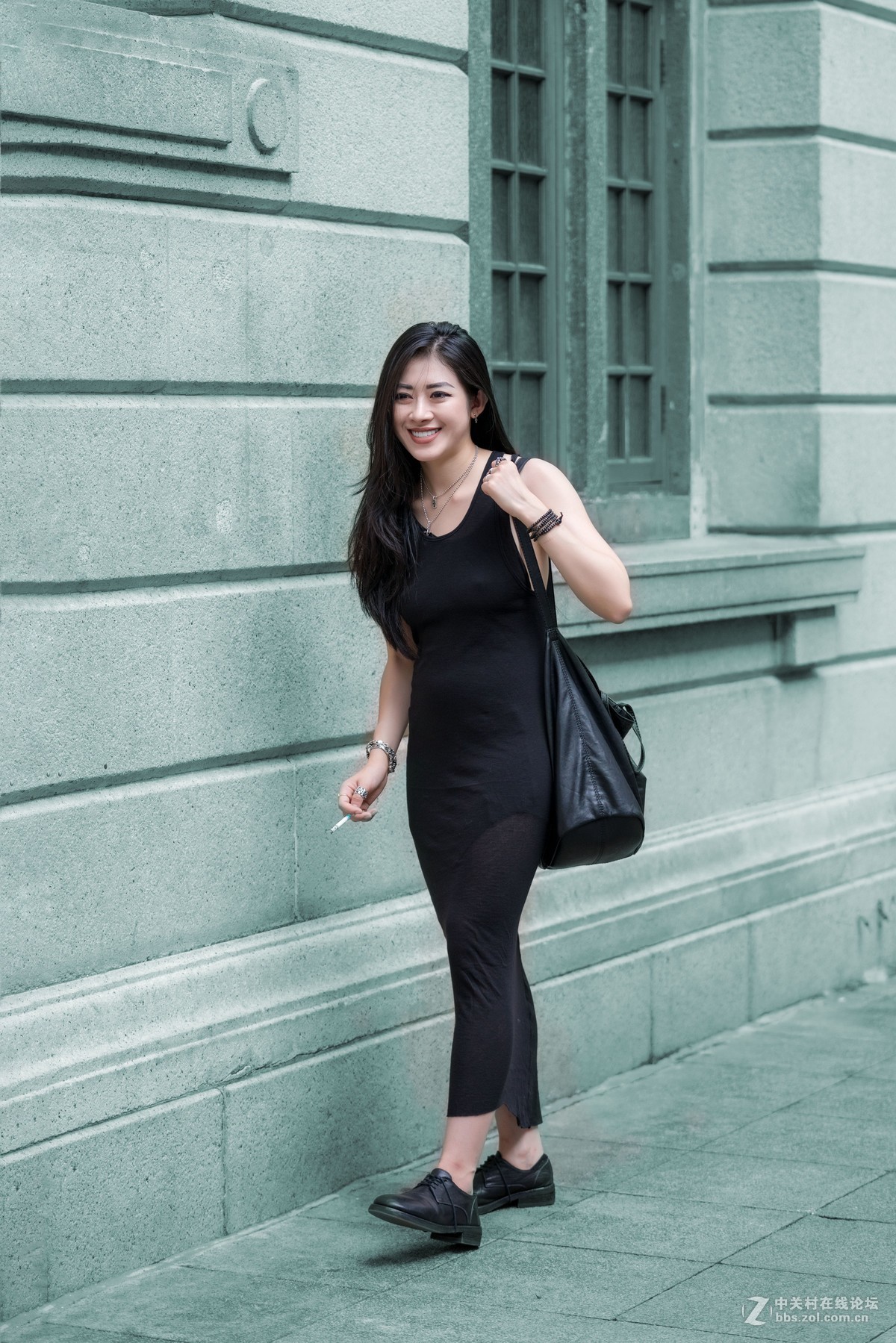 吸烟的越南女人