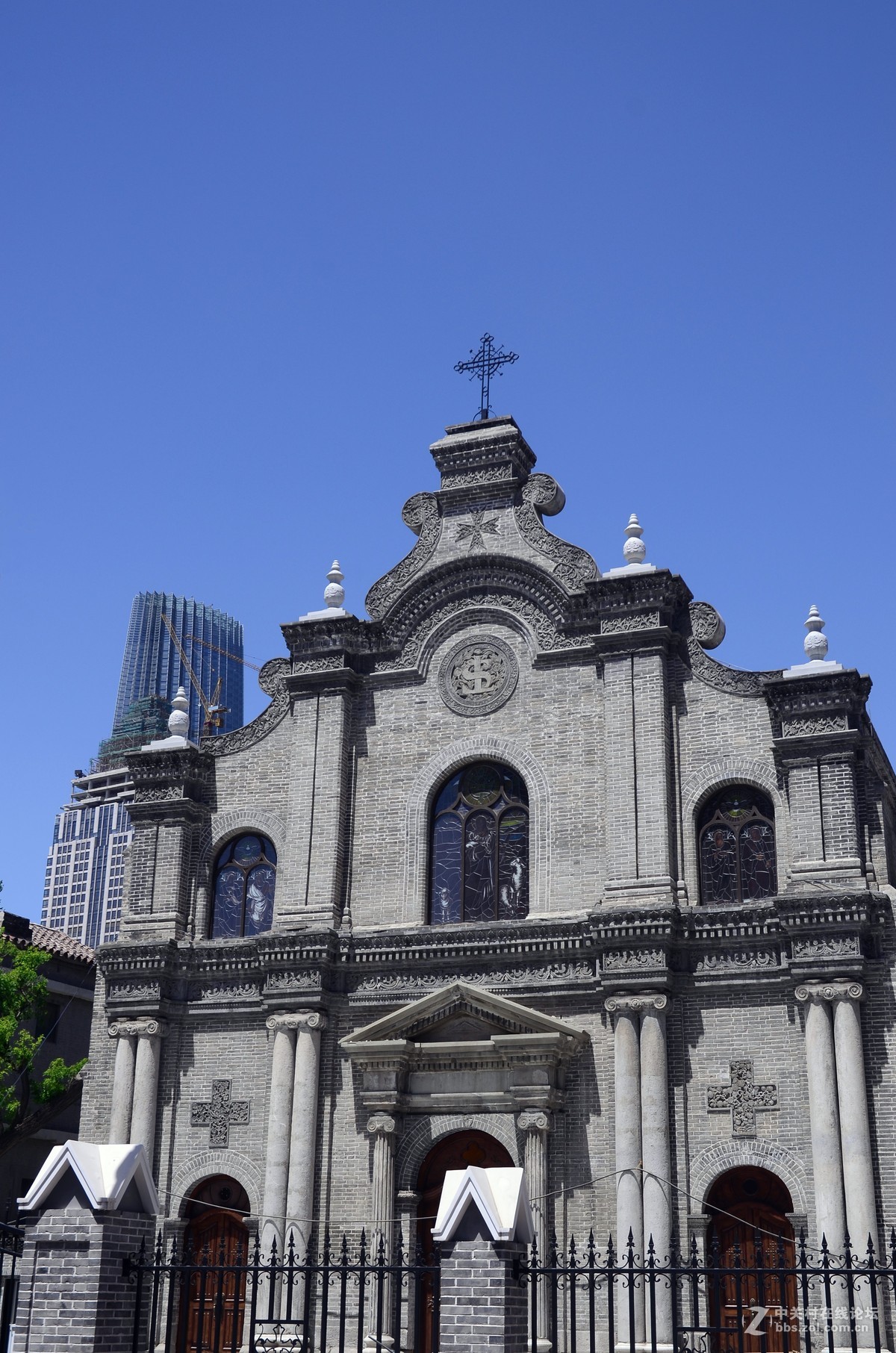 天津几片百年教堂和现代建筑