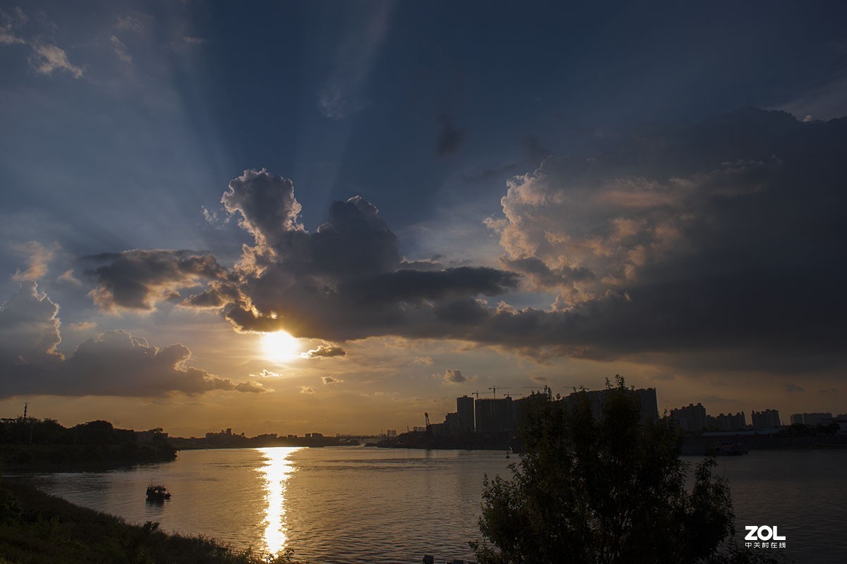 夕阳伴晚霞