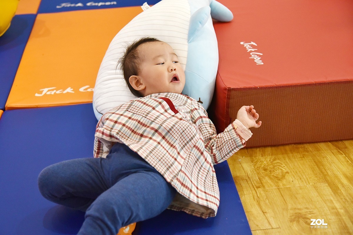 【2019】086---小孙女成长记13 {早教中心玩一会}