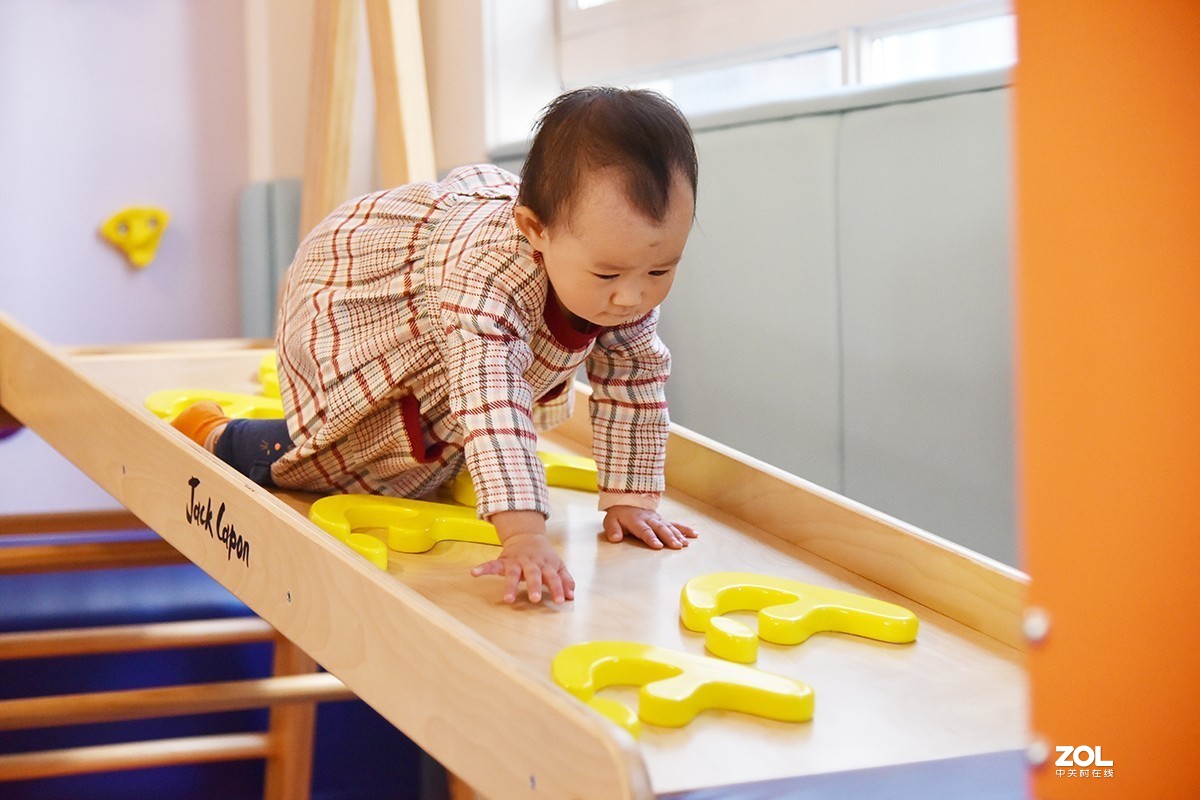 【2019】086---小孙女成长记13 {早教中心玩一会}