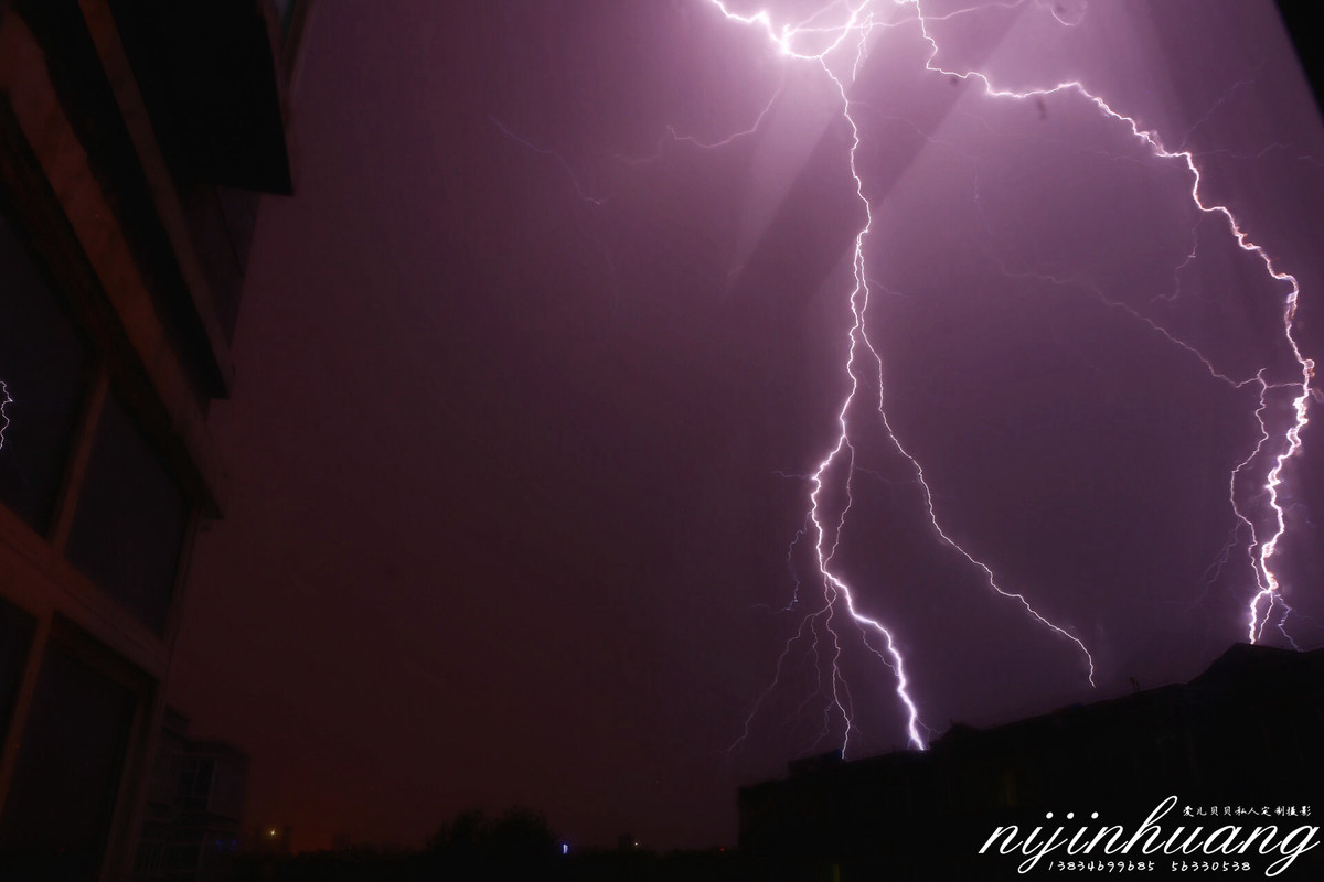 建军节晚上的雷暴天气，拍摄地：太原