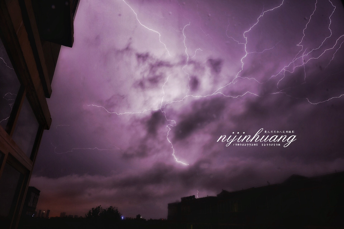 建军节晚上的雷暴天气，拍摄地：太原