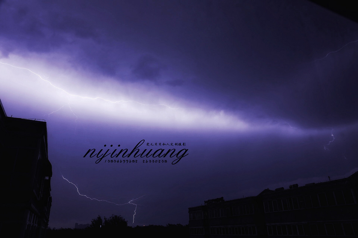 建军节晚上的雷暴天气，拍摄地：太原