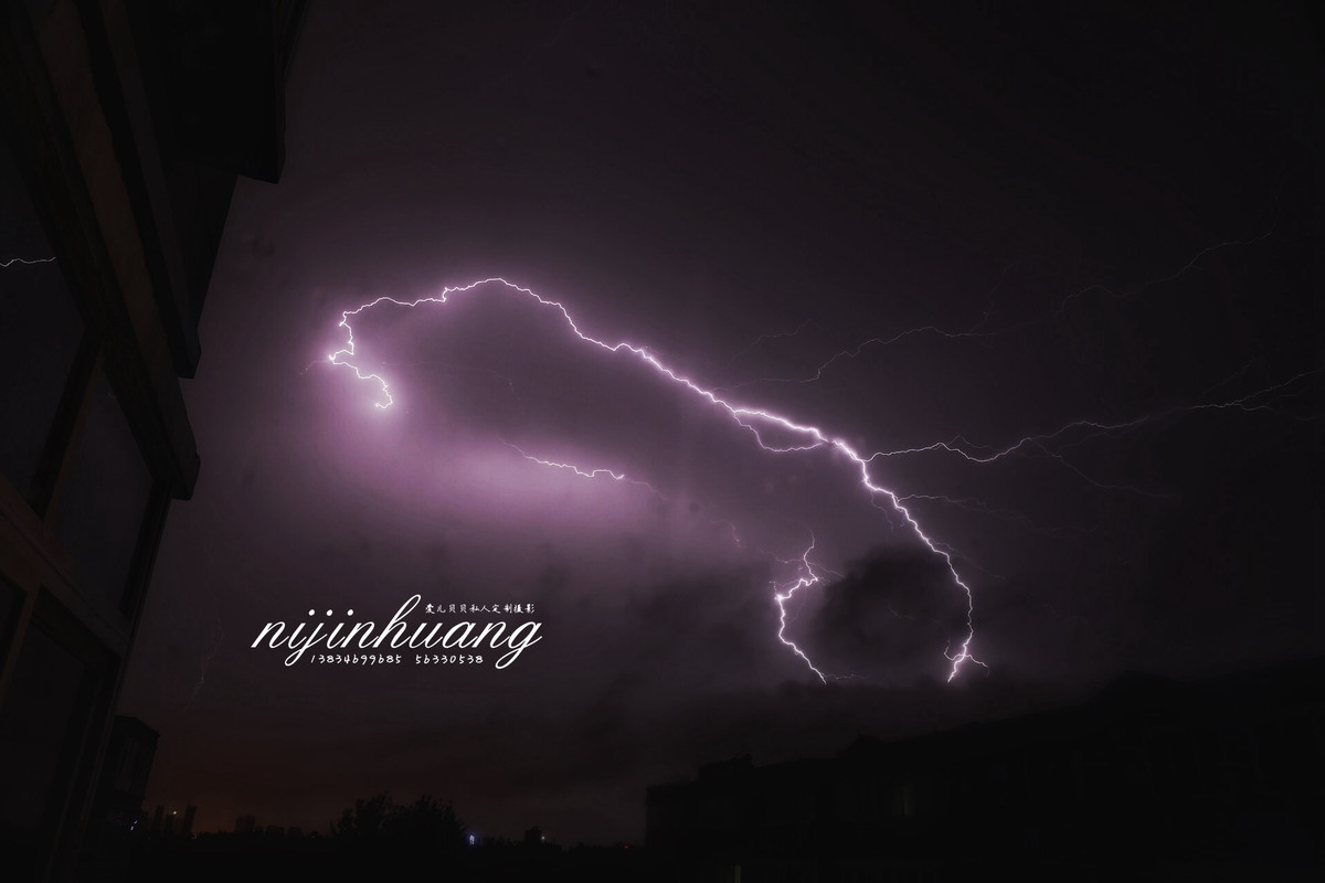 建军节晚上的雷暴天气，拍摄地：太原