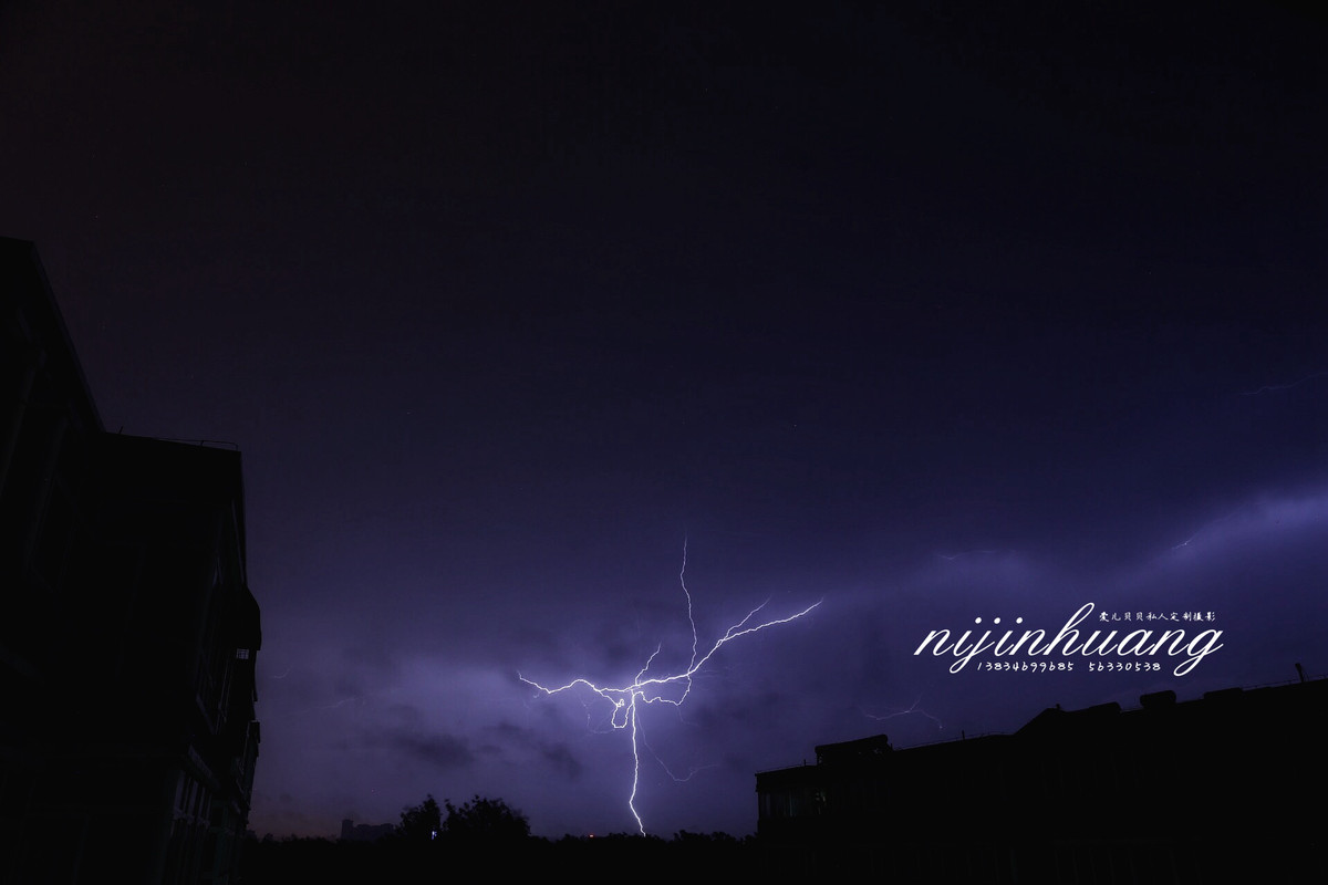 建军节晚上的雷暴天气，拍摄地：太原