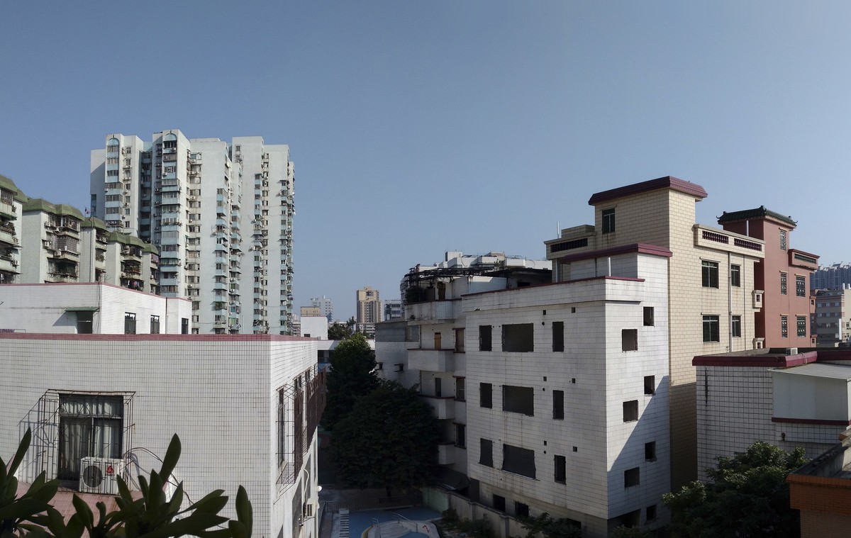 站在陽台向外拍