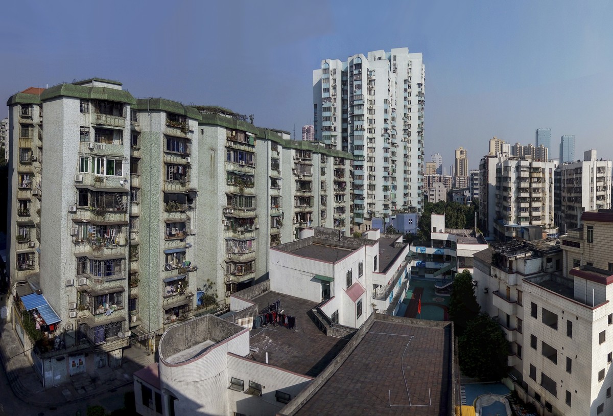 站在陽台向外拍