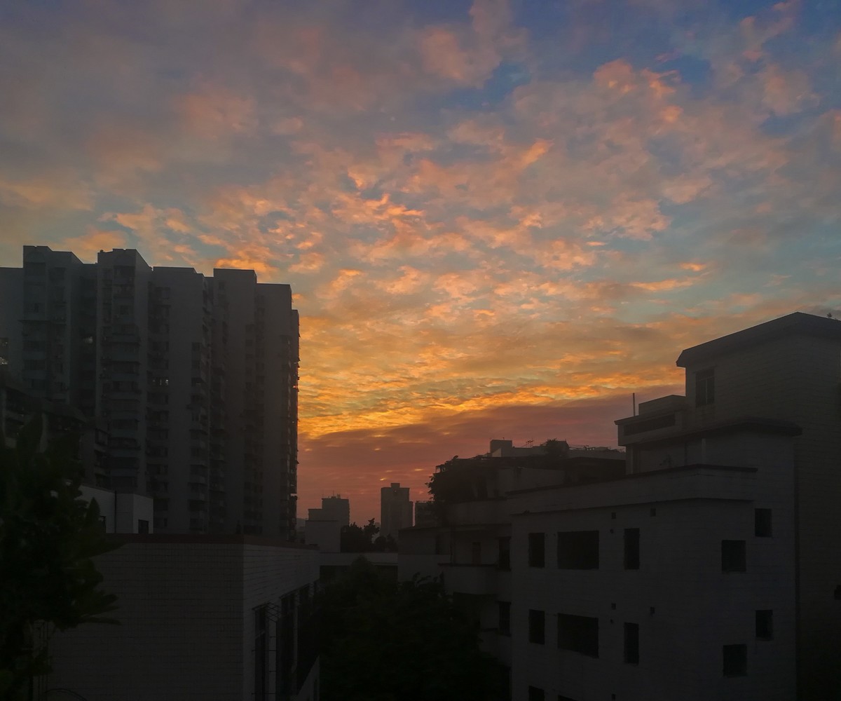 站在陽台向外拍