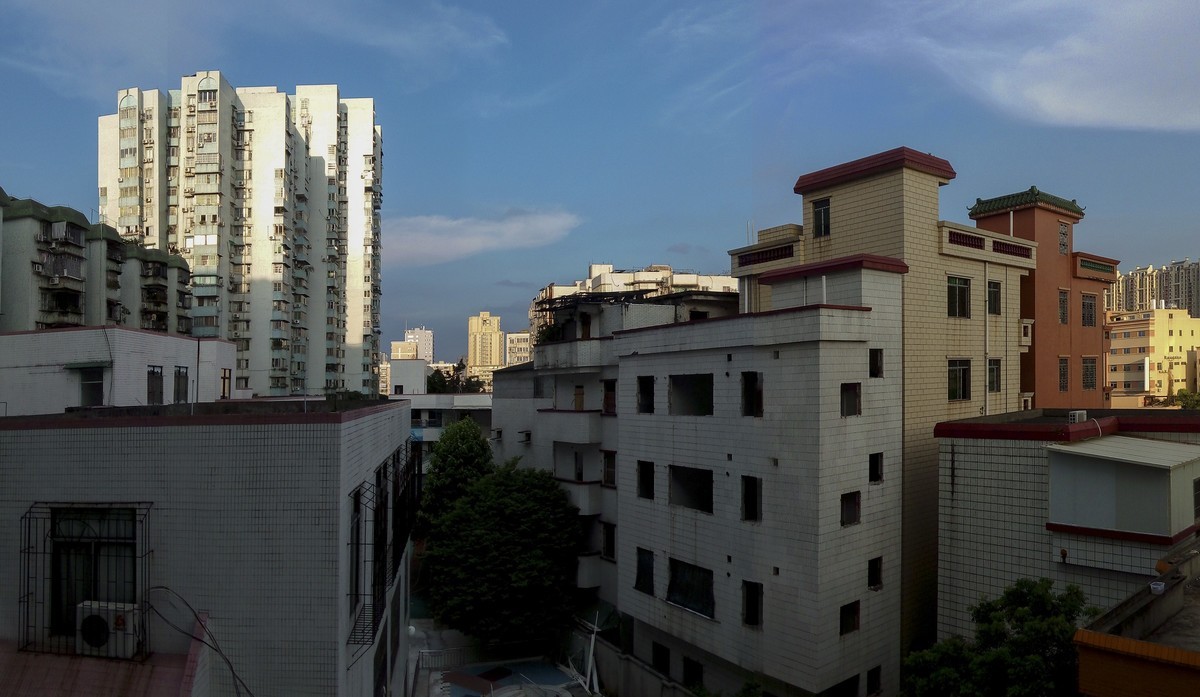 站在陽台向外拍