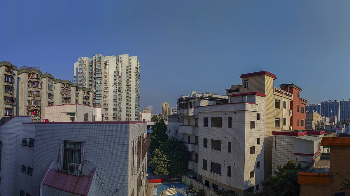 站在陽台向外拍