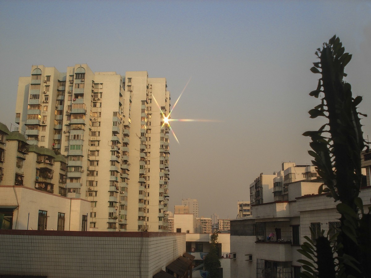 站在陽台向外拍