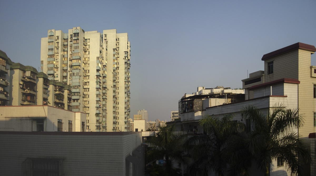 站在陽台向外拍