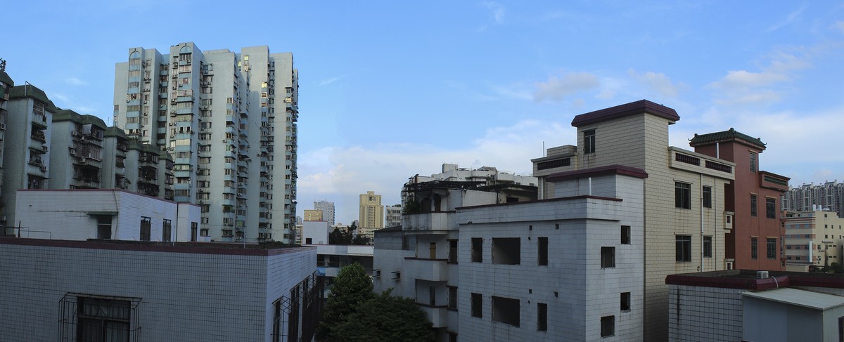 站在陽台向外拍