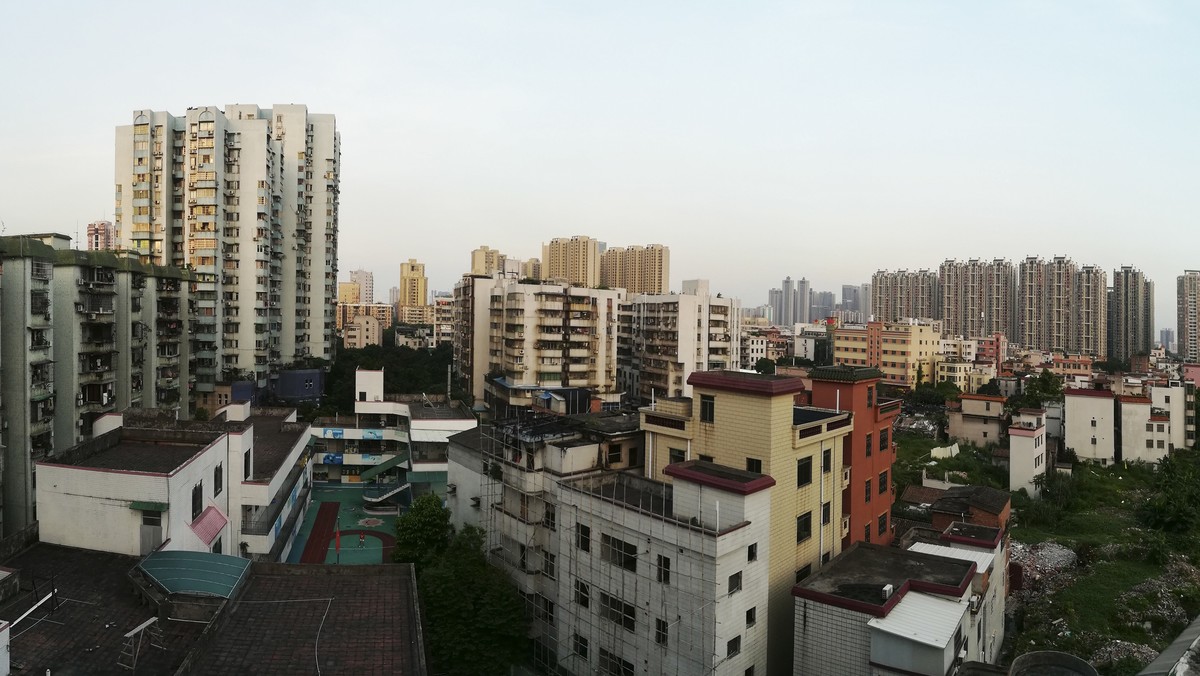 站在陽台向外拍