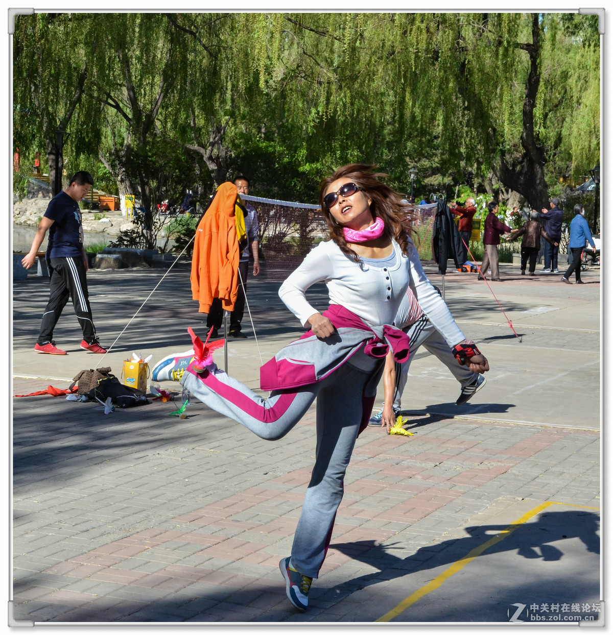 身形矫健的mm踢毽球2