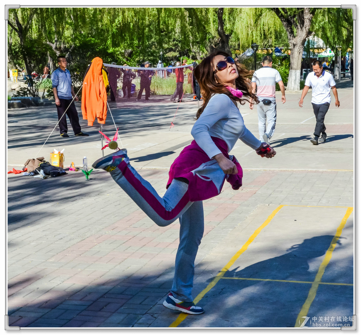 身形矫健的mm踢毽球2