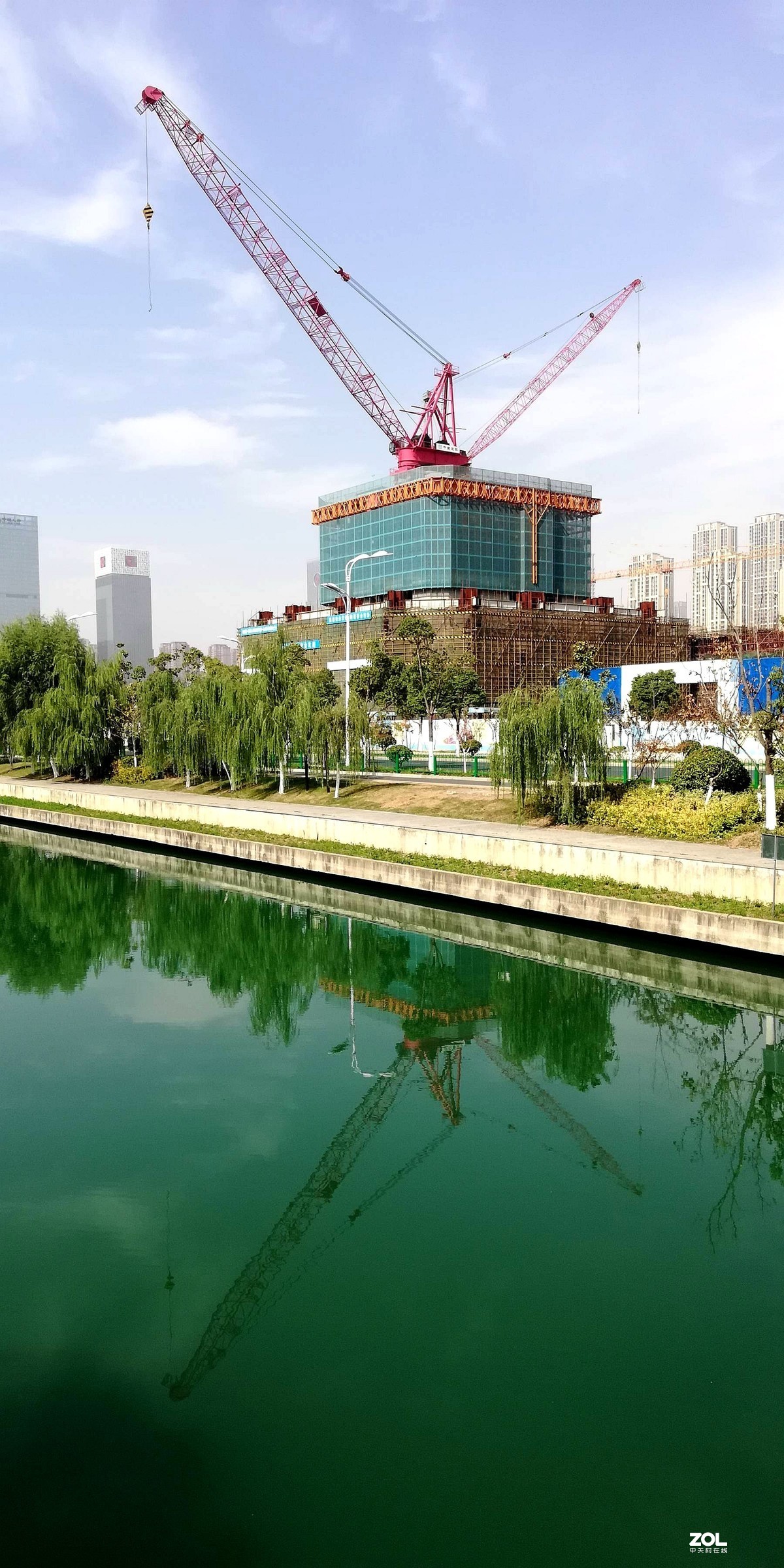 圆孔之中看风光（城市风光手机随拍）