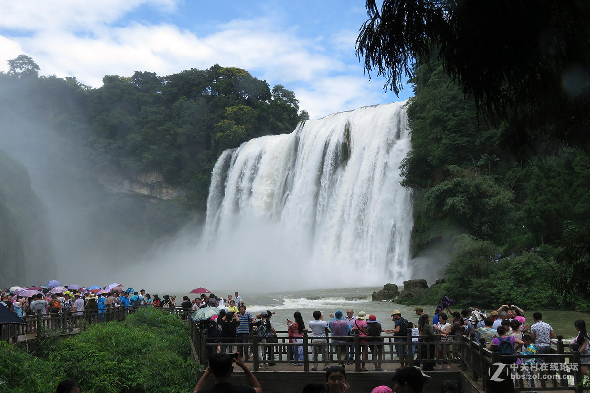 人山人海观瀑布摄于贵州黄果树大瀑布景区