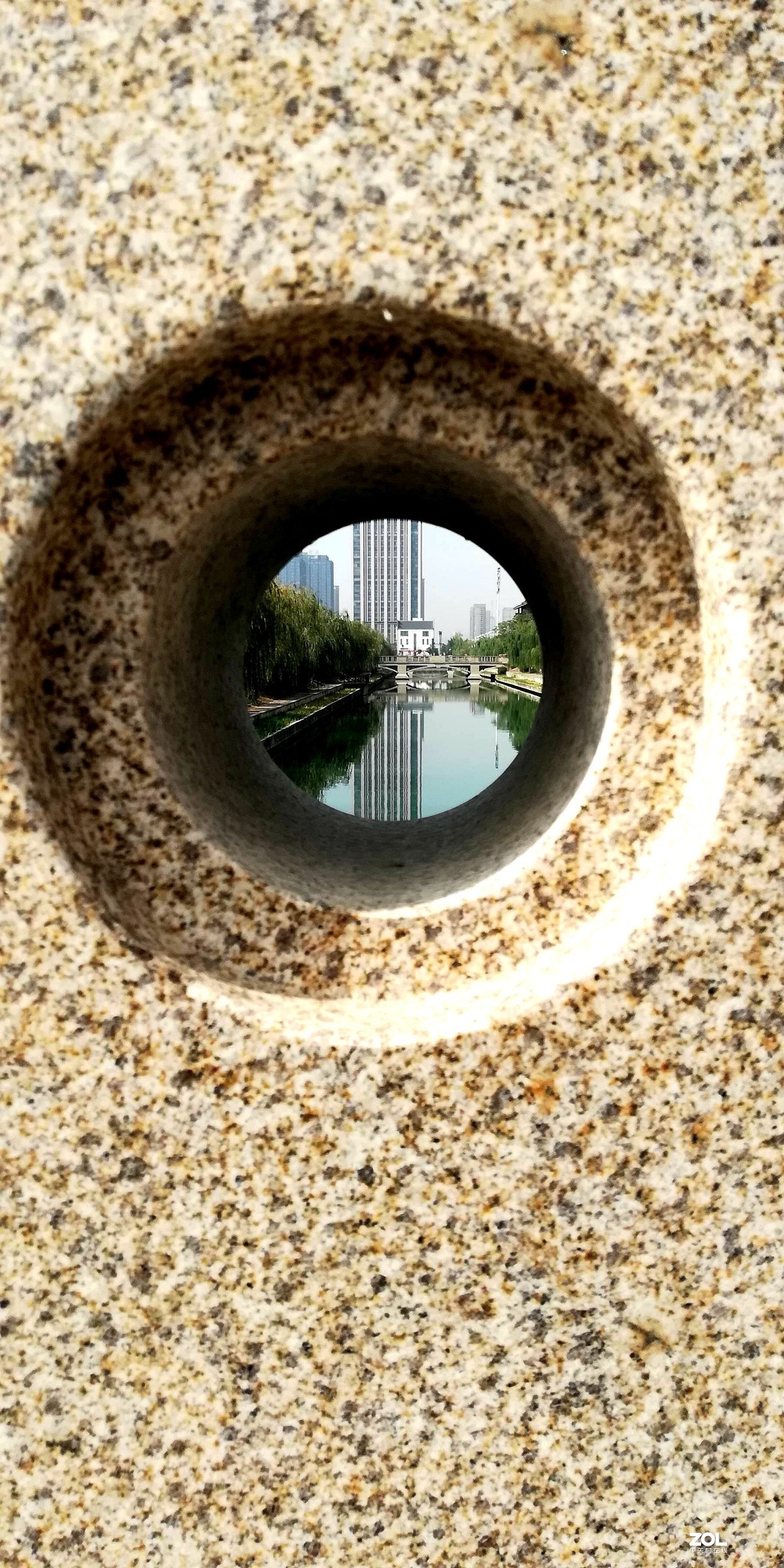 圆孔之中看风光（城市风光手机随拍）