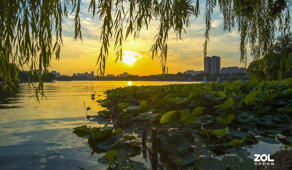 天穹之下      明湖景色