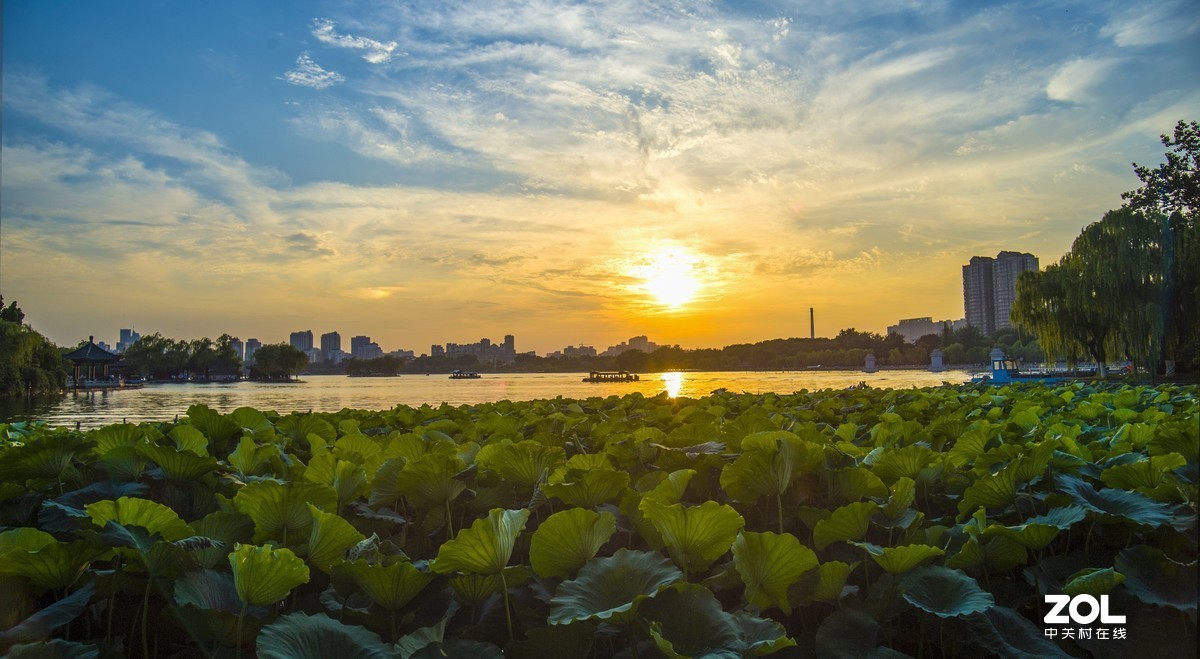 天穹之下      明湖景色