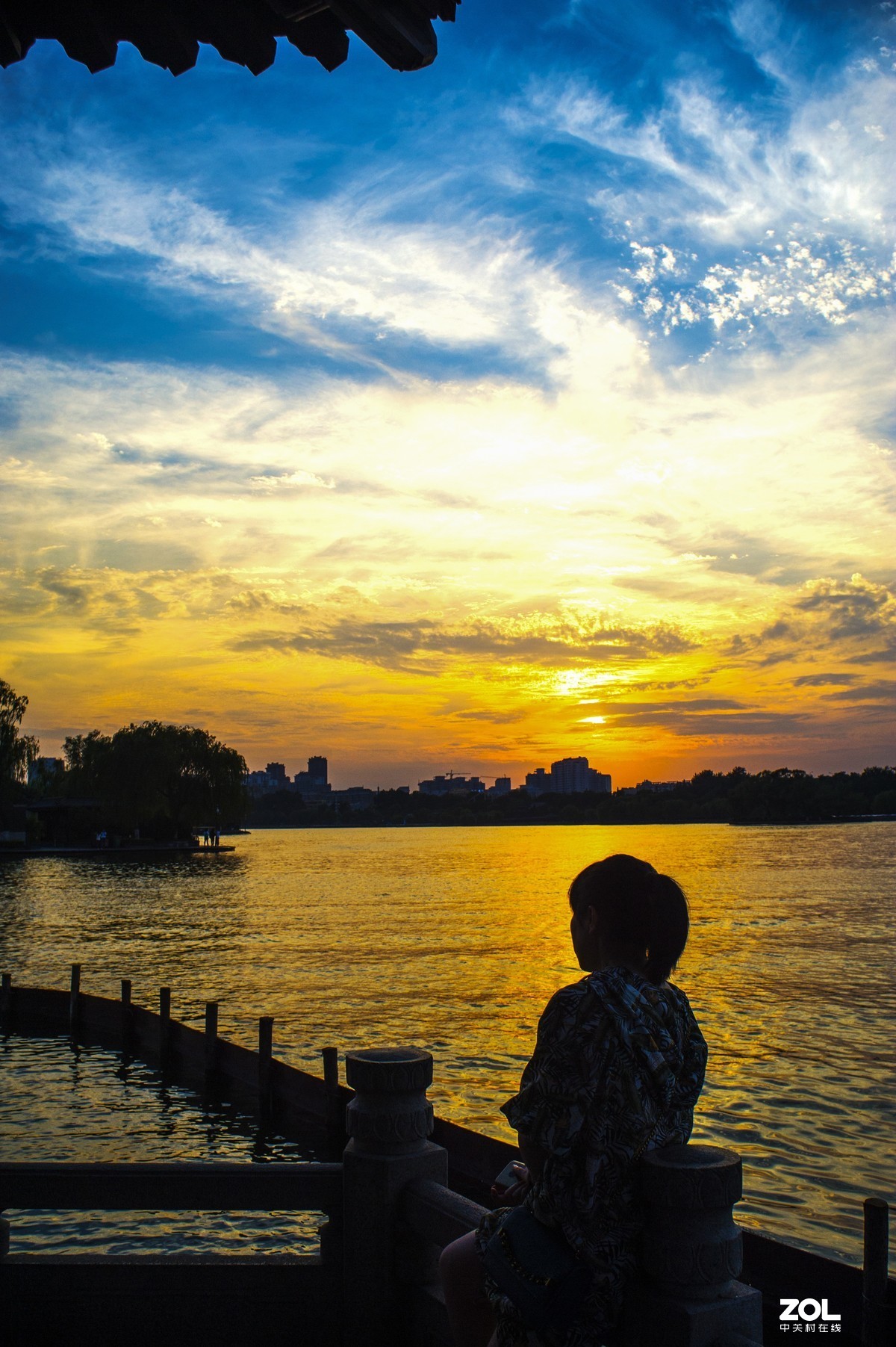天穹之下      明湖景色