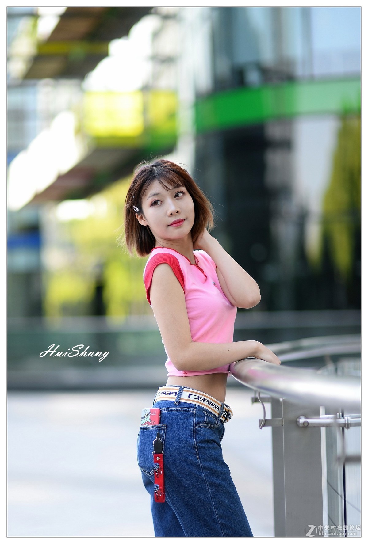 玻璃栏杆前的妹子