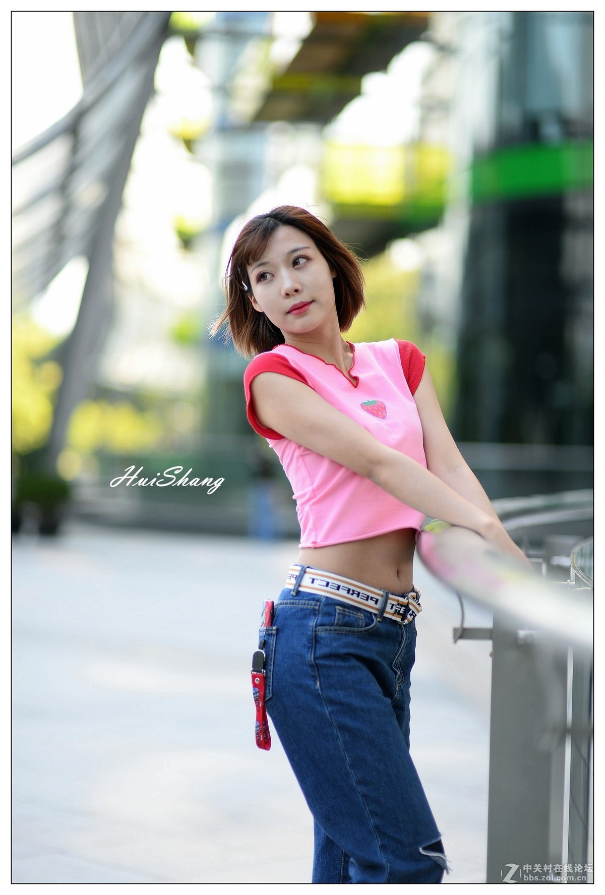 玻璃栏杆前的妹子