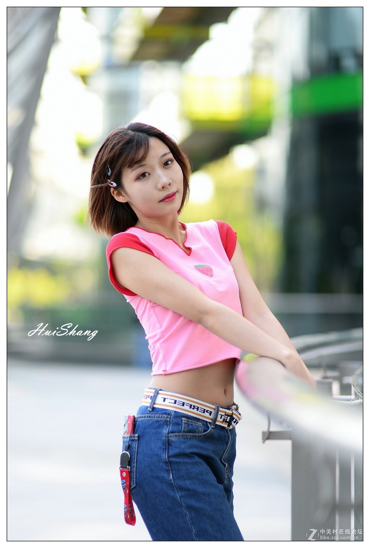 玻璃栏杆前的妹子