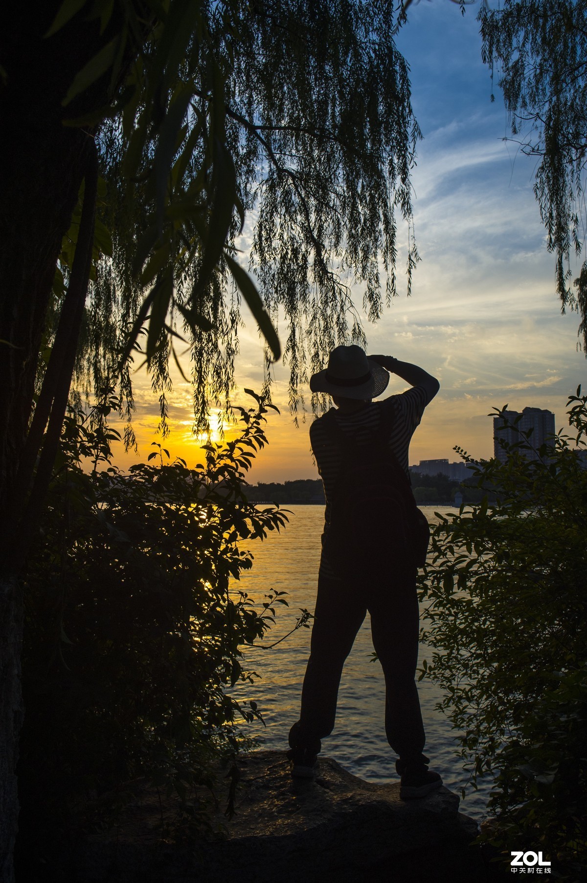 天穹之下      明湖景色