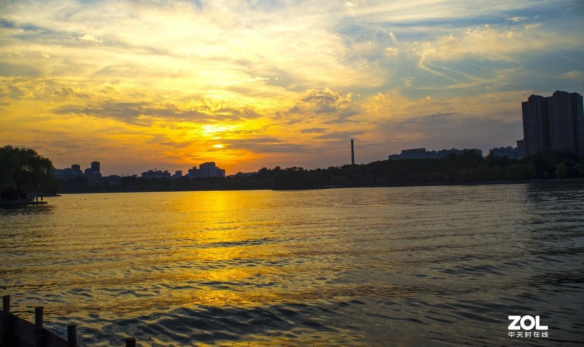 天穹之下      明湖景色