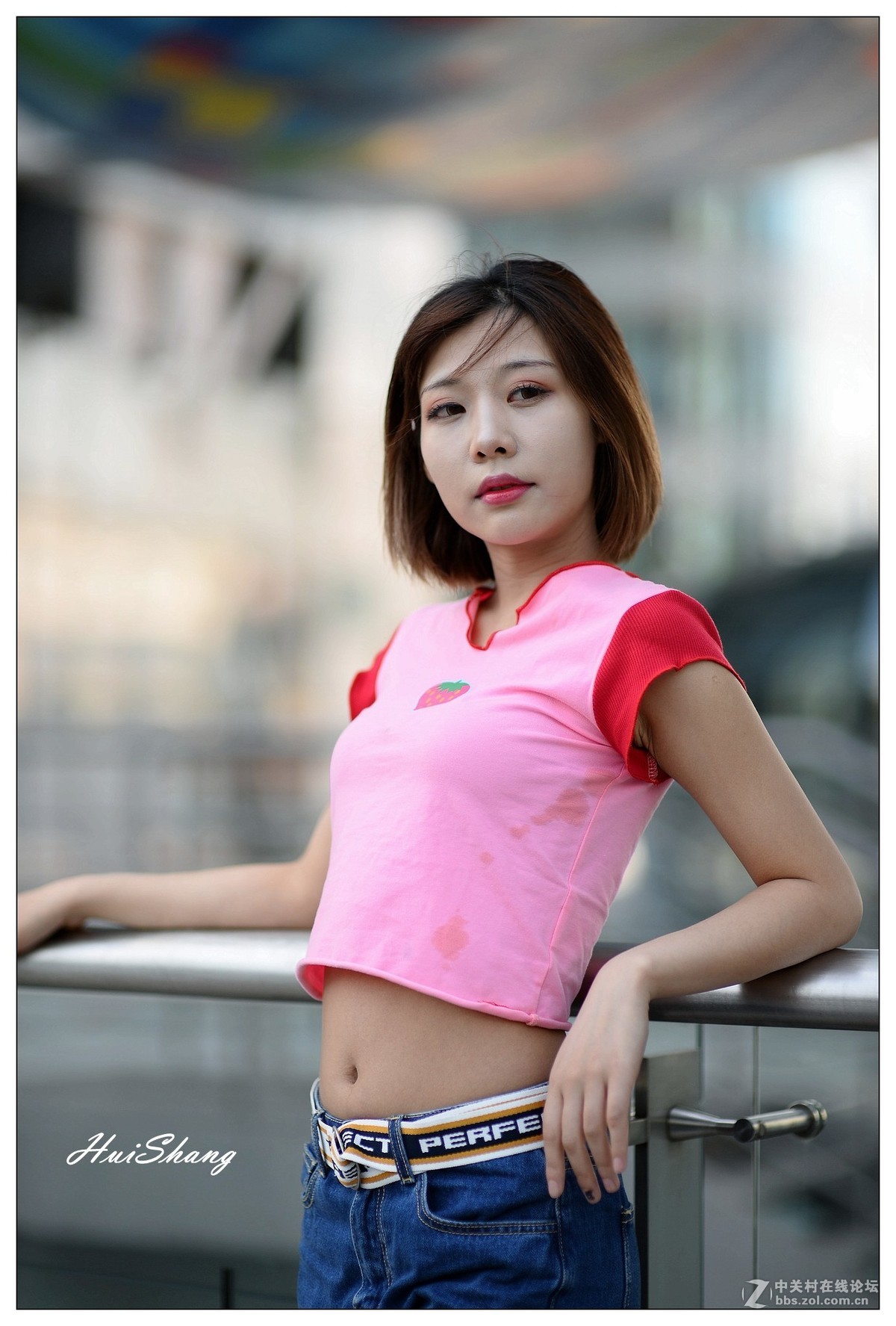 玻璃栏杆前的妹子