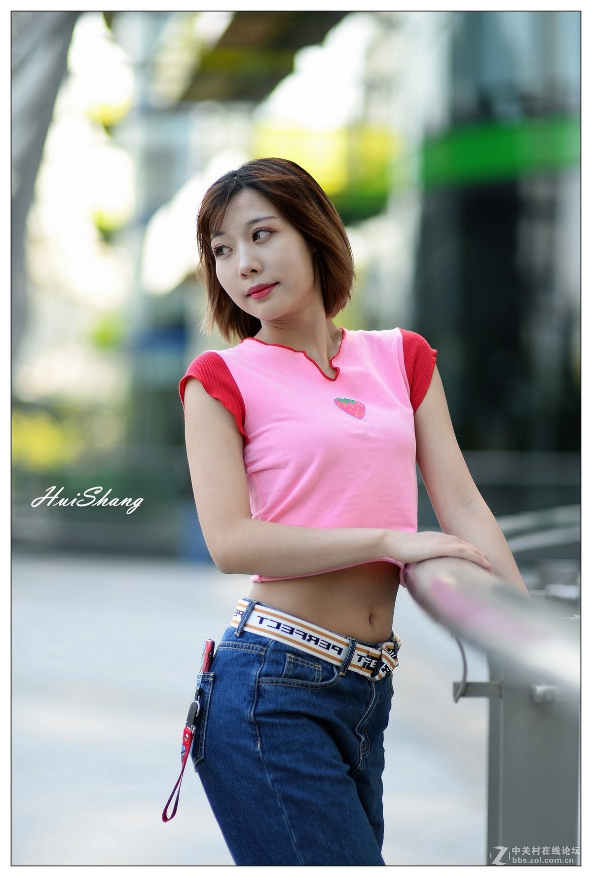玻璃栏杆前的妹子