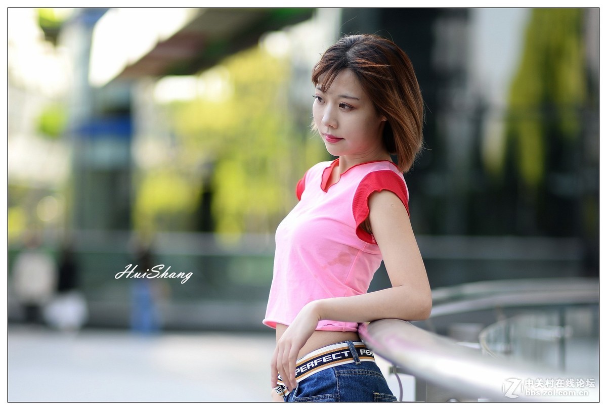 玻璃栏杆前的妹子